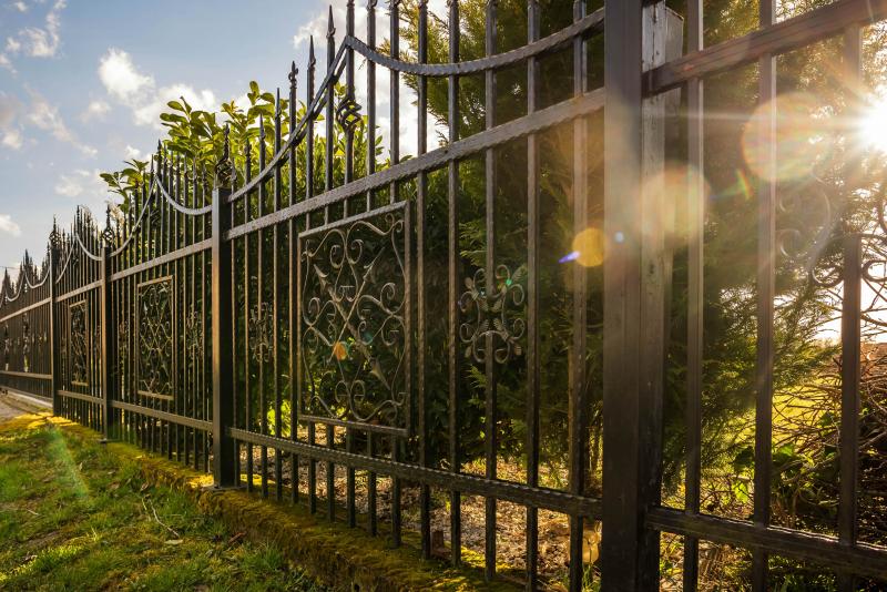 Guide pratique pour réussir la pose de votre clôture de jardin